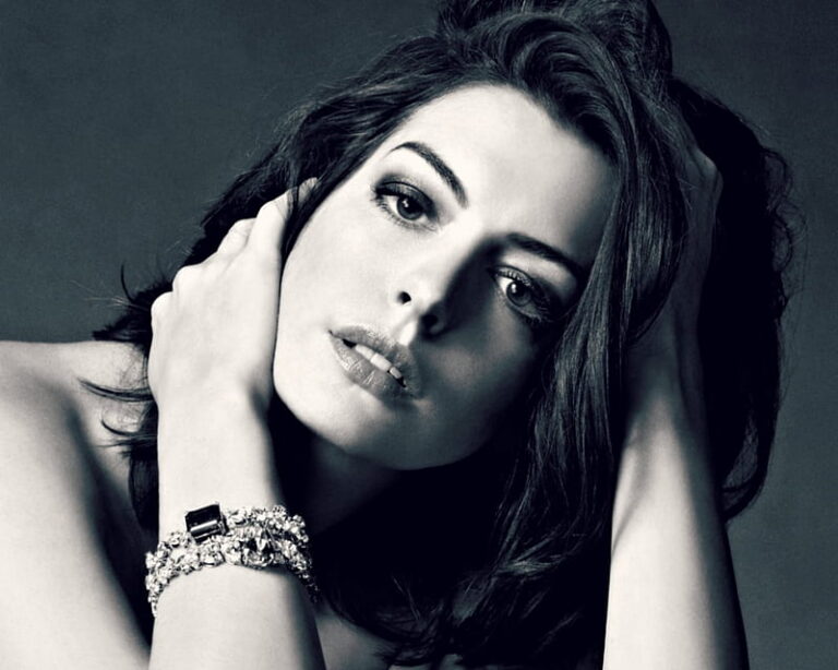 hd wallpaper anne hathaway black woman girl bw actress hand jewel face white (1)