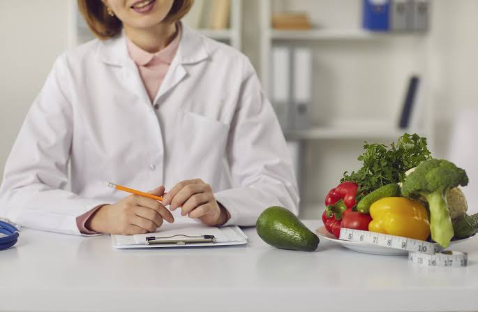 بهترین متخصص تغذیه تهران | راهنمای جامع انتخاب دکتر تغذیه و رژیم درمانی