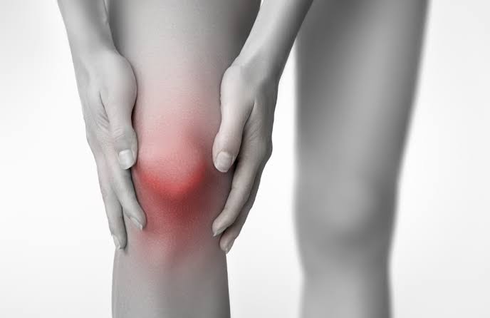 علت درد زانو چیست؟ بررسی علت‌های شایع، خطرناک + درمان زانو درد