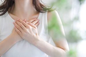 تپش قلب چیست؟ علت تپش قلب، علائم، خطرات + روشهای درمان
