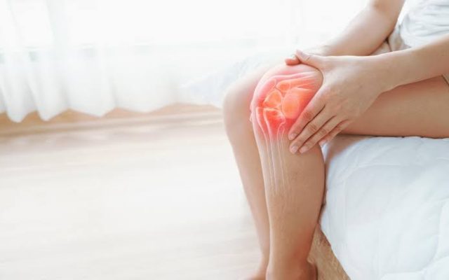 علت درد زانو چیست؟ بررسی علت‌های شایع، خطرناک + درمان زانو درد