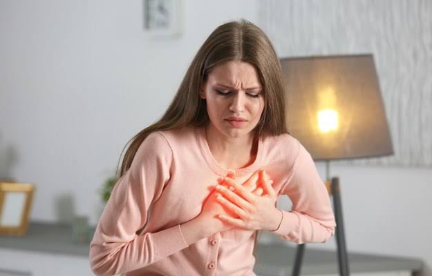 تپش قلب چیست؟ علت تپش قلب، علائم، خطرات + روش‌های درمان