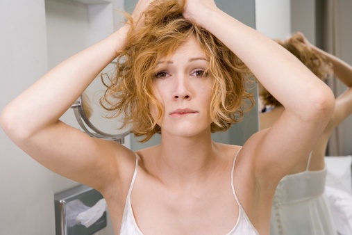 علت ریزش مو در زنان | دلایل، کمبودها + درمان