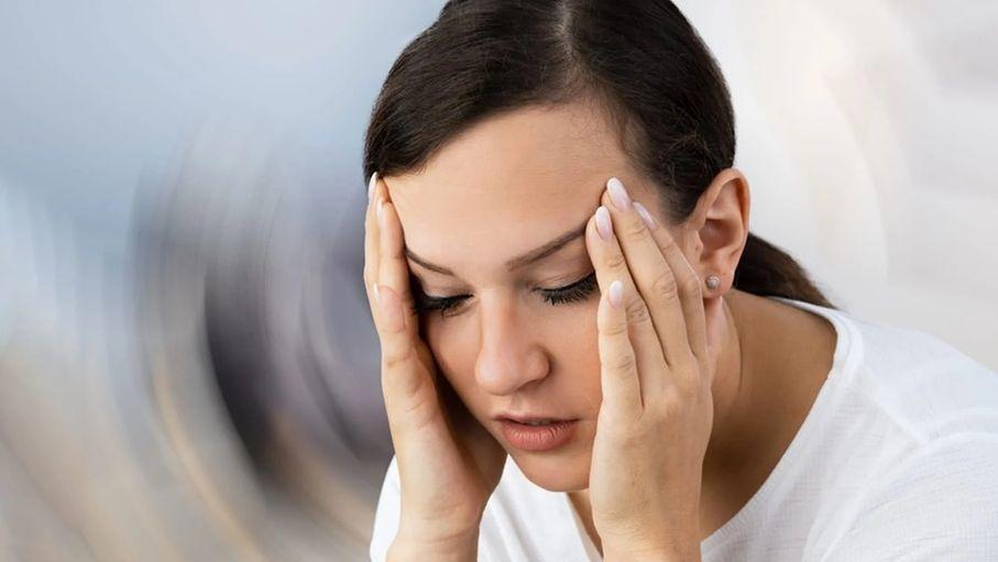 علت سرگیجه چیست؟ | دلایل سرگیجه و نشانه‌های خطر